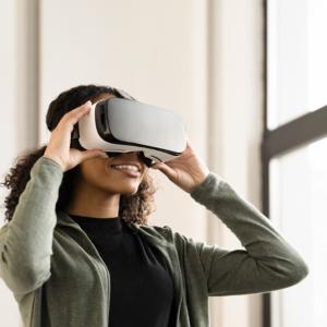 一位非裔美国女性使用虚拟现实耳机，也被称为VR耳机
